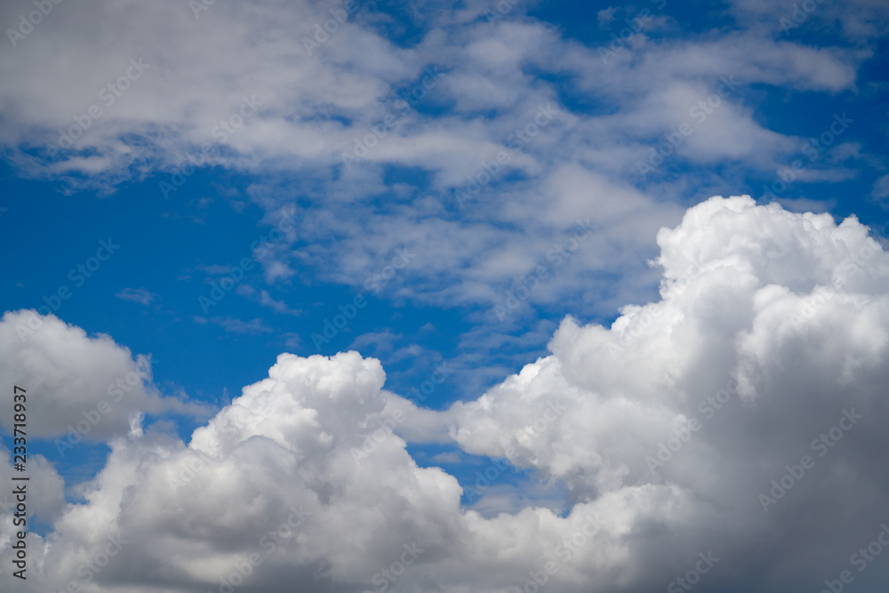 Obraz premium Blue summer sky with cumulus clouds
