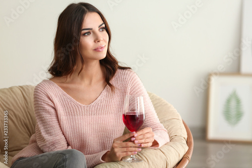 Beautiful young woman drink...