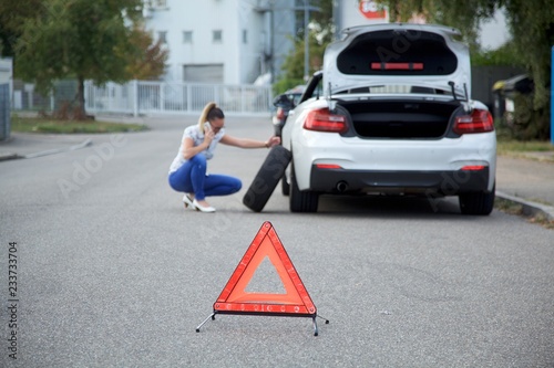 Frau mit autopanne