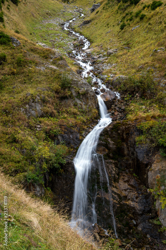 Bergbach mit kleinem Wasserfall im Hinteren Lauterbrunnental