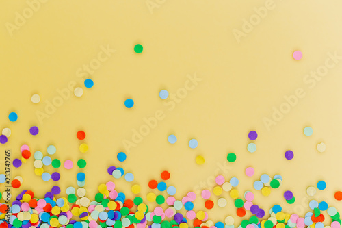Obraz na płótnie Colorful confetti on yellow background. w salonie
