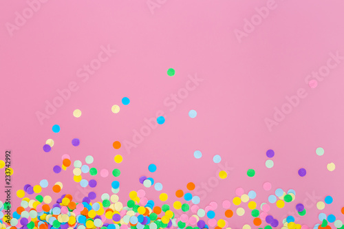 Obraz na płótnie Colorful confetti on pink background. w salonie