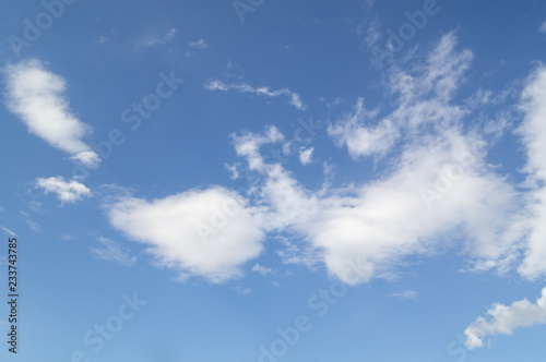 Fototapeta Naklejka Na Ścianę i Meble -  Nubes en un dia soleado