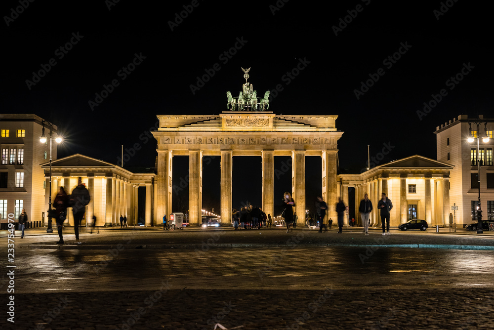 Fototapeta premium Brama Brandenburska w nocy, kolor