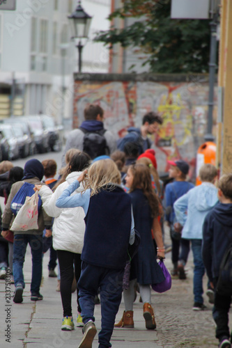 Grupo de gente camimando por la acera en una calle céntrica de la ciudad photo