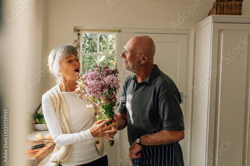 Canvastavla Senior man giving a bouquet to his wife