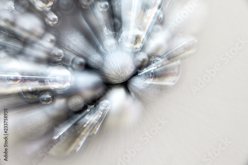 Silberne glänzende und matte Kugeln eines Adventskranzes mit Strahleneffekt