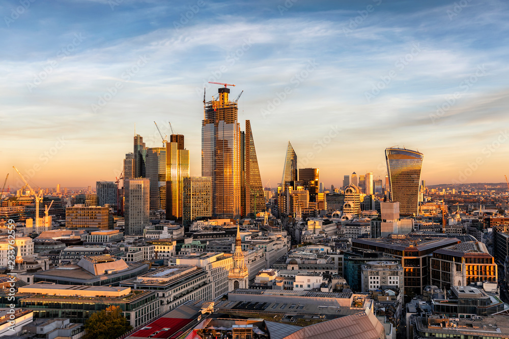 Obraz premium Nowoczesna linia horyzontu Londynu o zachodzie słońca