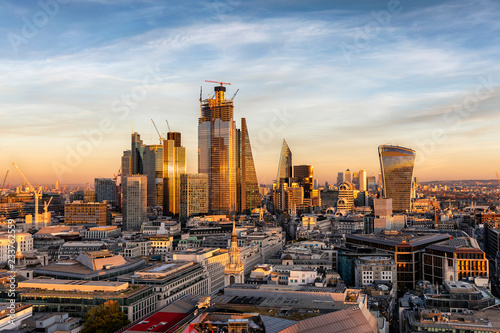Fototapeta Naklejka Na Ścianę i Meble -  Die moderne Skyline der City von London bei Sonnenuntergang