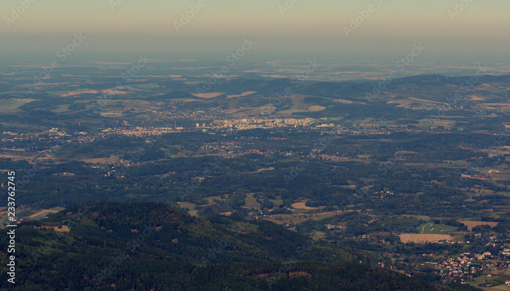 Jelenia Góra widziana z Karkonoszy, zdjęcie niczym lotnicze