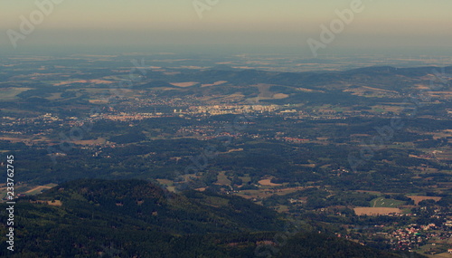 Jelenia Góra widziana z Karkonoszy, zdjęcie niczym lotnicze