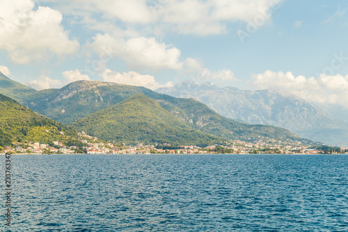 A picturesque city on the beach at the foot of the mountain, cloudy day