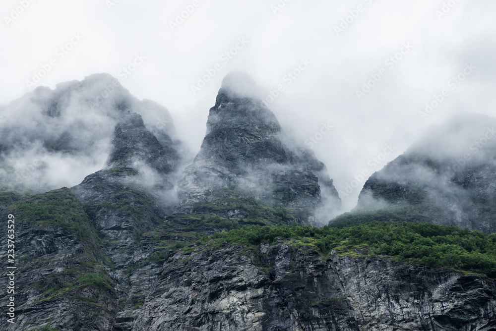 wolkenverhangene, bewaldete Berggipfel in Norwegen 