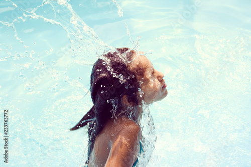 Chica en piscina photo