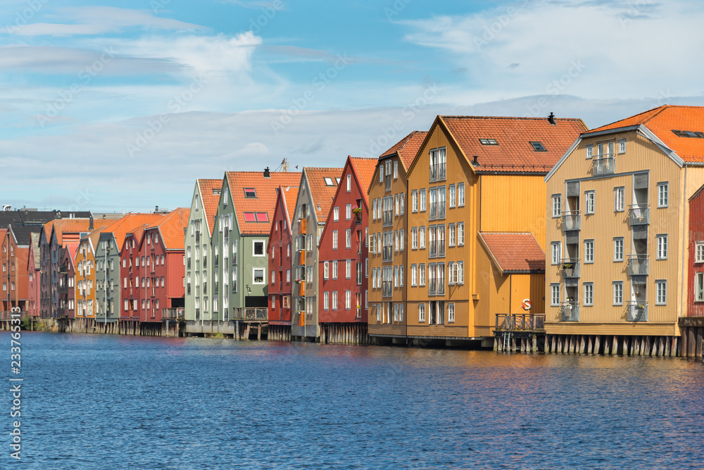 bunte Häuserfassaden an Kanal in Trondheim, Norwegen