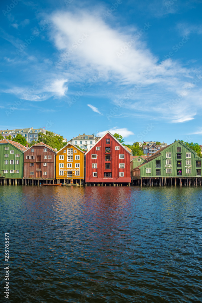 bunte Häuserfassaden an Kanal in Trondheim, Norwegen