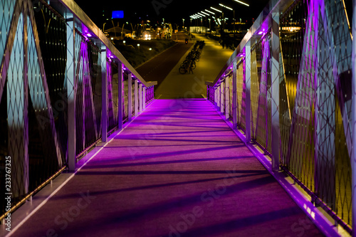 Fotografia beautiful walking bridge with purple lights urban cityscape in scheveningen the