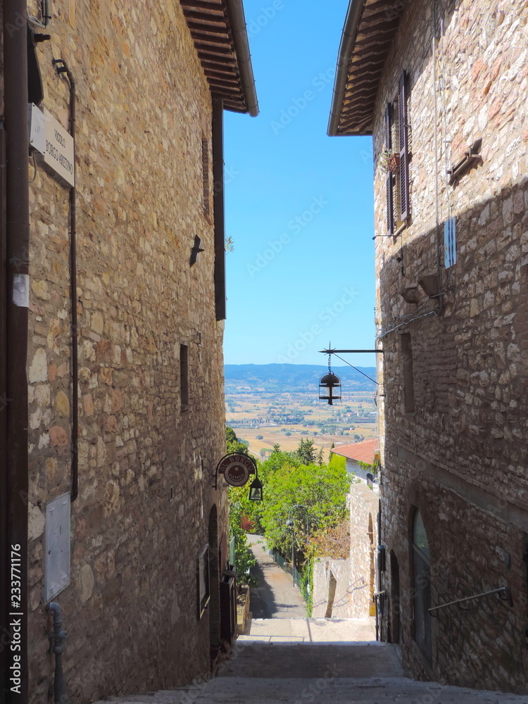 Strada di Assisi e vista della campagna umbra, Umbria, Italia