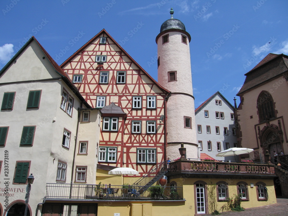 Obraz premium Weißer Turm in der Altstadt von Wertheim