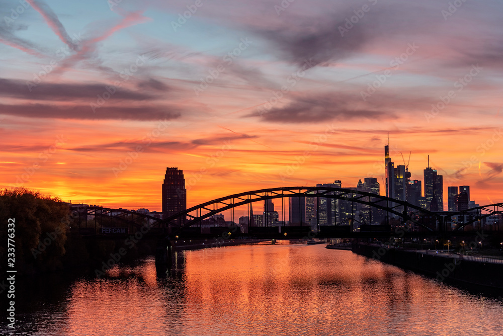 Abendstimmung über der Frankfurter Skyline mit Deutschherrnbrücke im Vordergrund Abendstimmung über der Frankfurter Skyline mit Deutschherrnbrücke im Vordergrund