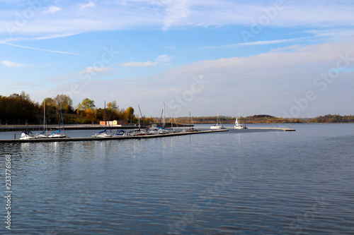 Herbstliche Impressionen an der Marina Mücheln am Geiseltalsee mit Blick auf Hafen © mardroid