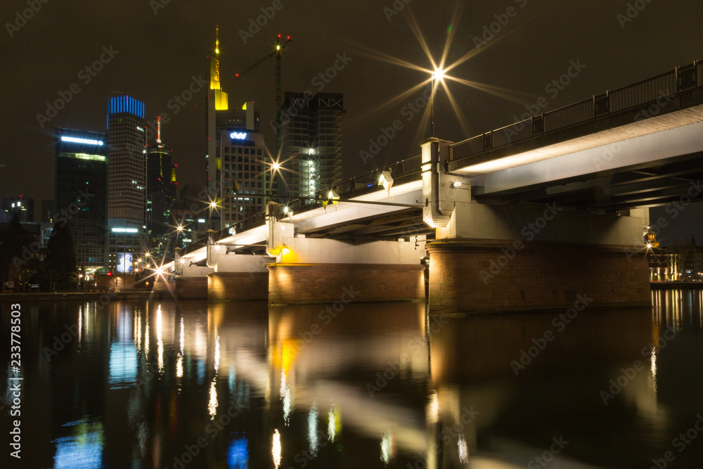 Fototapeta premium Frankfurt bei Nacht...