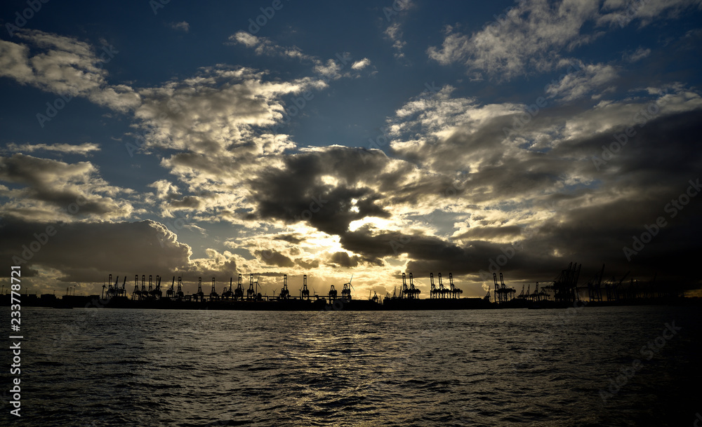 Containerterminal im Abendhimmel