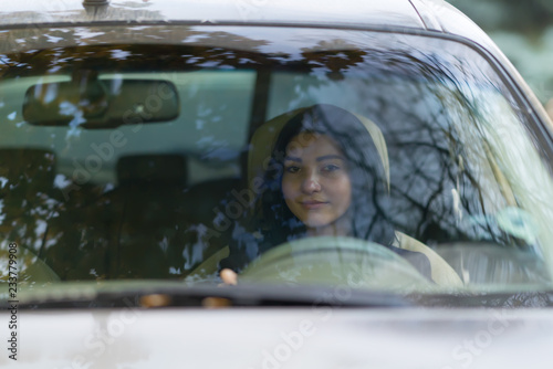 Obraz na płótnie Woman driving a car viewed through the windscreen w salonie