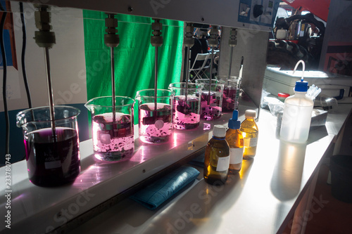 Fotografie removiendo disoluciones en el laboratorio