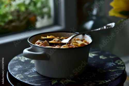 soupe de tomates épaisse avec des nouilles servies dans un tube en céramique blanc photo