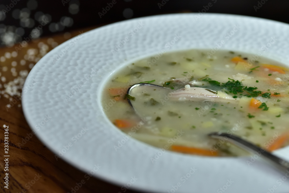 soupe de légumes traditionnelle au poulet servie dans une assiette blanche