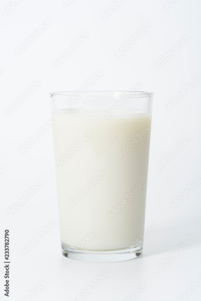 Vaso de leche sobre fondo blanco Vaso de leche sobre fondo blanco