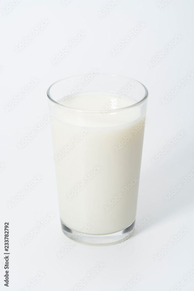 Vaso de leche sobre fondo blanco