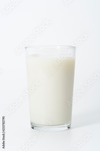 Vaso de leche sobre fondo blanco