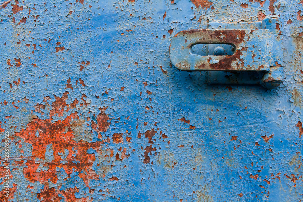 青い塗装の錆びた金属