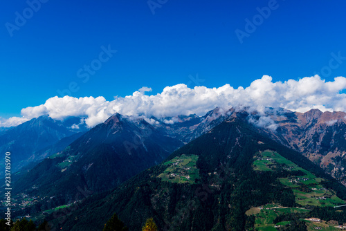 Blick auf die Meraner Berge, Südtirol, Italien