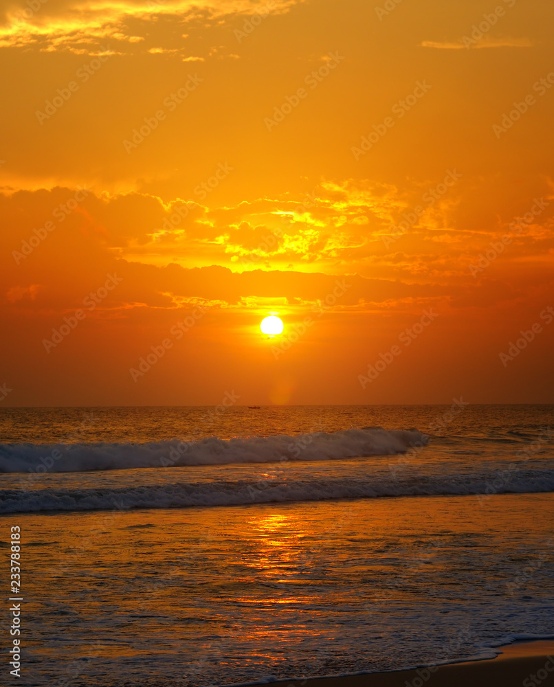 Naklejka premium Beach of the ocean and golden sun rise.