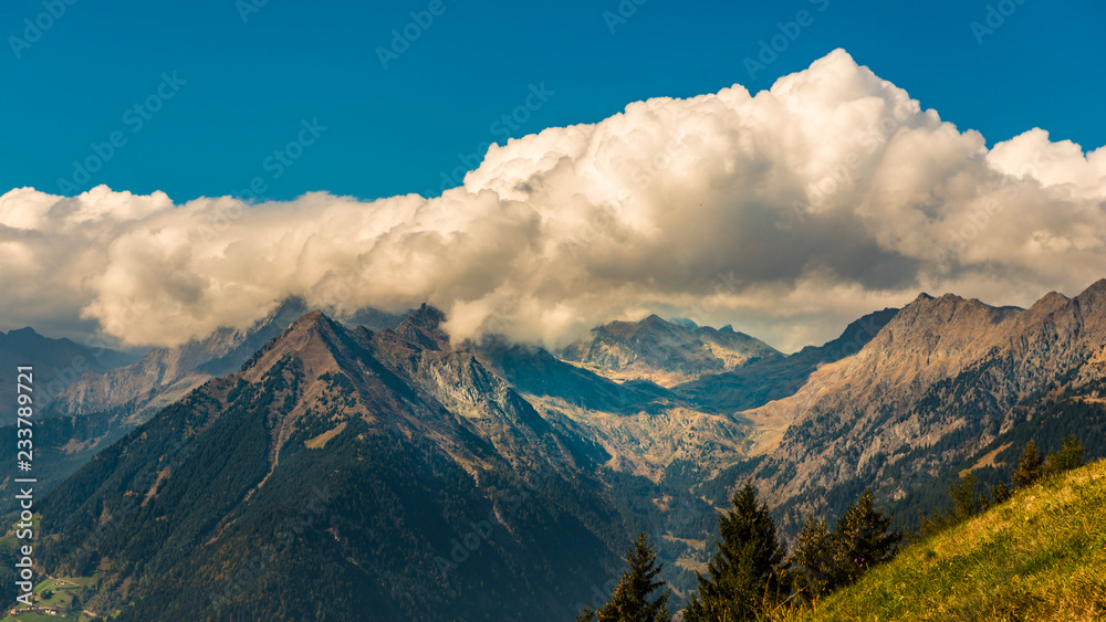 Blick auf die Südtiroler Berge, Meran, Italien
