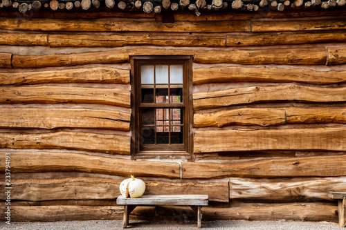 Foto Log cabin outside wall with bench