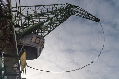 Verlade-Kran von unten - Perspektivwechsel photo