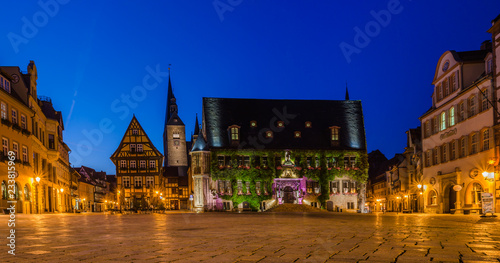 Quedlinburg Blaue Stunde auf dem Marktplatz mit Rathaus und Marktkirche