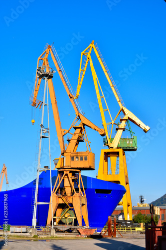 gruas amarillas azul
