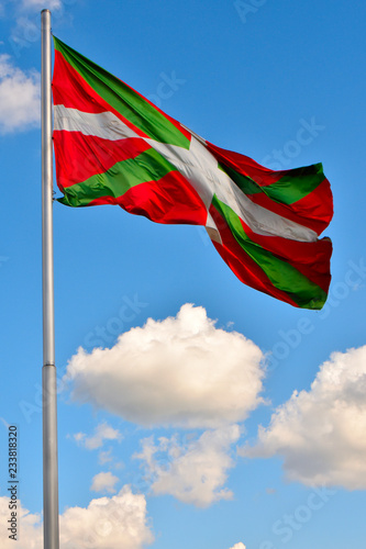 ikurriña cielo