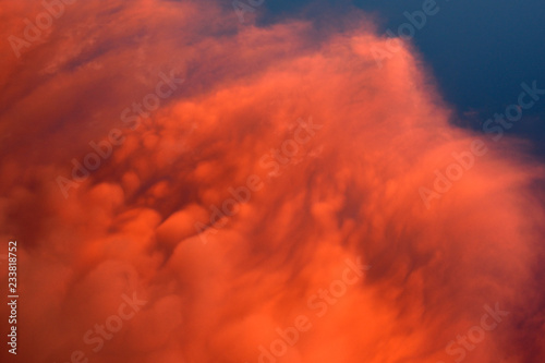 nube roja viento