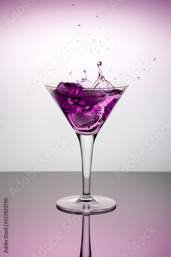 Lila Cocktail mit Eiswürfel Splash