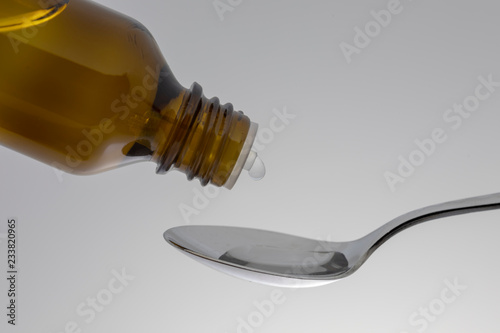 Medizinische Tropfflasche mit Einnahmelöffel