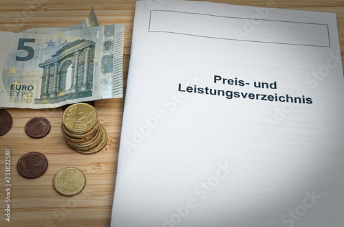 In deutsch Preis- und Leistungsverzeichnis einer Bank oder Kreditkarte in englisch Preis- und Leistungsverzeichnis mit Euro Geldmünzen und Cents photo