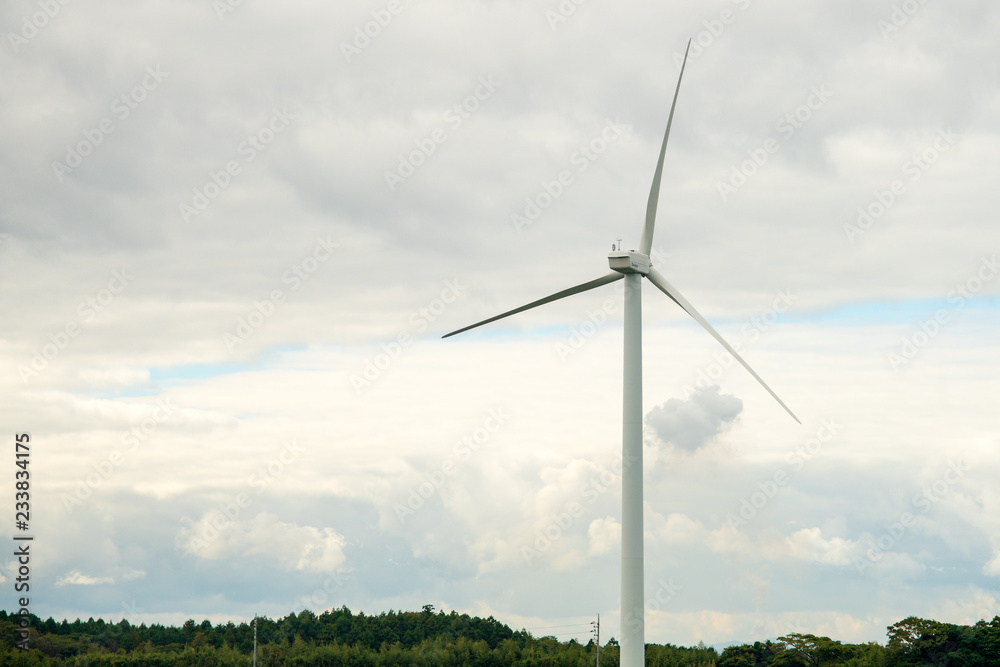 曇天に風車のアップが雲を背景に美しい