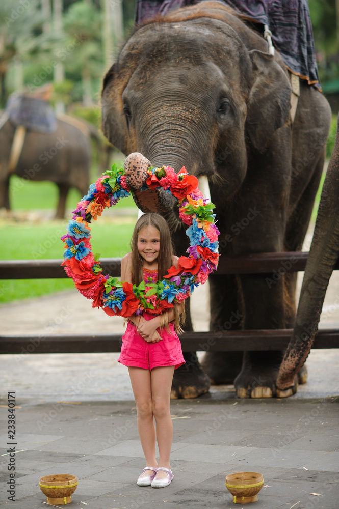 Fototapeta premium Kids in the wild safari zoo with elephant