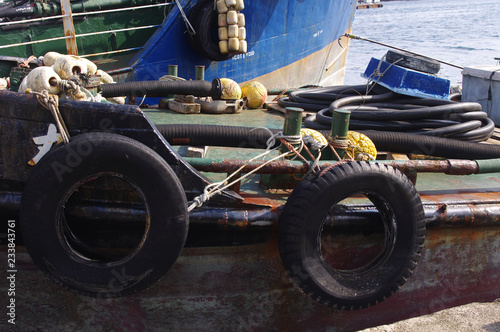 錆びた鉄舟と係船ロープ